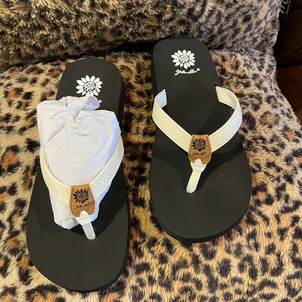 Yellow Box. Size 7. NWT.